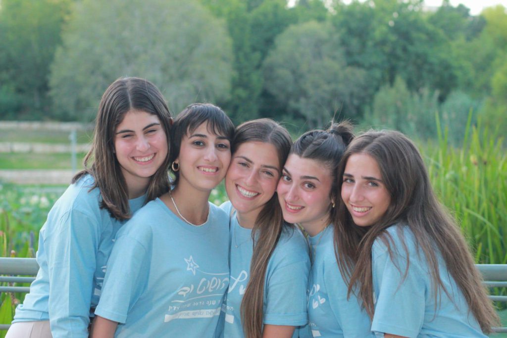 
באולם "האגם" שבגן הבוטני בירושלים חגגנו מסיבת סיום מרגשת למשפחות המערך האונקולוגי של הדסה ושערי צדק. האולם התמלא באווירה חמה ושמחה, עם דוכני אוכל מגוונים: פרצל טרי מחברת "פרצל", פלאפל, פיצות, סלטים, שערות סבתא, פופקורן, וופל בלגי ועוד פינוקים.
האירוע כלל הפנינג צבעוני עם שלל תחנות לילדים - יצירות, טאי-דאי, קישוט אבנים, בועות סבון ענק, שולחנות משחק לבני נוער, ואיפור פנים מלא אהבה וכישרון של יעל בן ארי. לאורך כל היום הילדים וההורים נהנו מכל רגע ומהאווירה הקסומה.
במהלך ההפנינג התקיים מופע אמן חושים מרתק שהשאיר את כולם מהופנטים, ולאחר מכן הוקרנה מצגת סיכום שנה מרגשת במיוחד, שהחזירה אותנו אל הרגעים היפים, המרגשים והמשמעותיים שצברנו יחד לאורך השנה.
